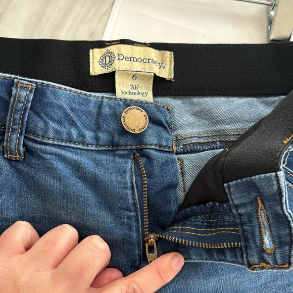 Democracy "Ab Technology" Denim Short Capris Mid/Dark Wash Size 6 w/ stretch - Picture 5 of 6